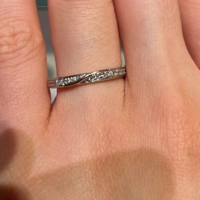 【銀座ダイヤモンドシライシの口コミ】 プラチナ素材でメレのダイヤモンドがちりばめられており、普段の結婚指輪…