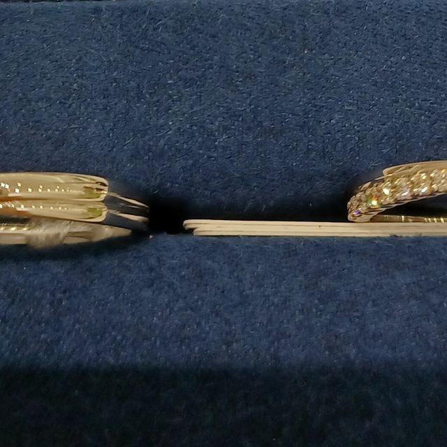 【4℃ BRIDAL(ヨンドシーブライダル)の口コミ】 ハーフエタニティがエレガントでいいなと思っていた中で、少しクロスがか…