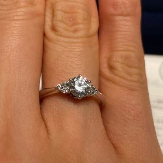 【BIJOUPIKO(ビジュピコ)の口コミ】 婚約指輪なので、やはり真ん中の一粒ダイヤモンドが大きいと素敵に見える…