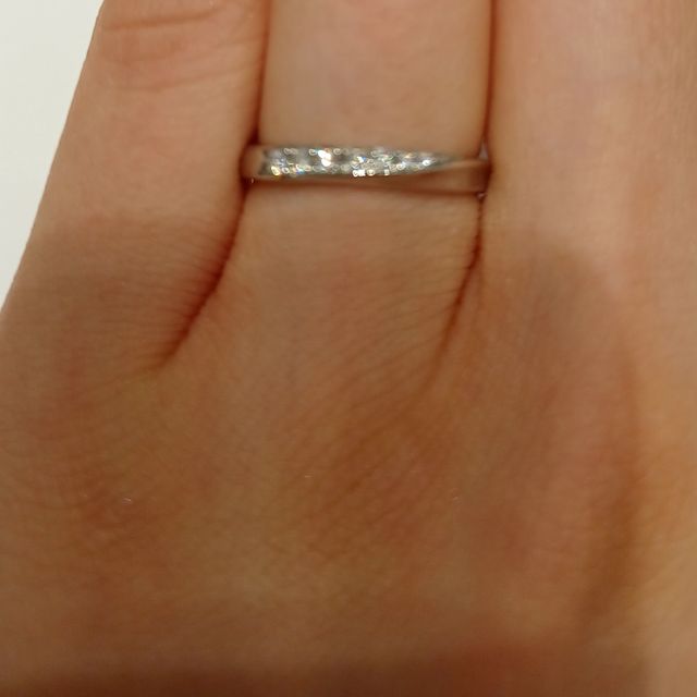 【アイプリモ(I-PRIMO)の口コミ】 プラチナの上質な感じと少し大きめのメレのダイヤモンドが半分ほど入って…