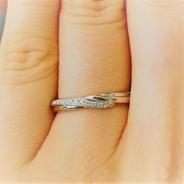 【エクセルコダイヤモンド(EXELCO DIAMOND)の口コミ】 あまり見たことがない独自のデザインで、メレのダイヤモンドもほどよく入…