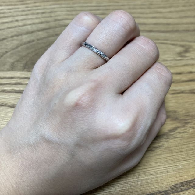 【ラザール ダイヤモンド(LAZARE DIAMOND)の口コミ】 微かに曲線ラインが入っており、指が細く見えるのがスッキリ見えるのが良…