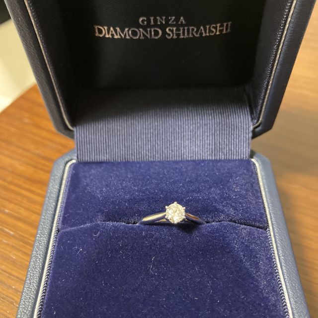 【銀座ダイヤモンドシライシの口コミ】 リングの太さや、爪の部分の高さがちょうどよく、相手が指輪をつけたとこ…