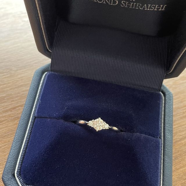 【銀座ダイヤモンドシライシの口コミ】 店頭に置かれている指輪もたくさんあり、デザインも迷いましたが、横に小…