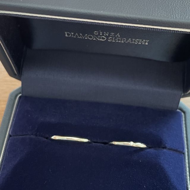 【銀座ダイヤモンドシライシの口コミ】 プラチナ素材で、長く愛せるシンプルなデザインを選びました。指輪の太さ…