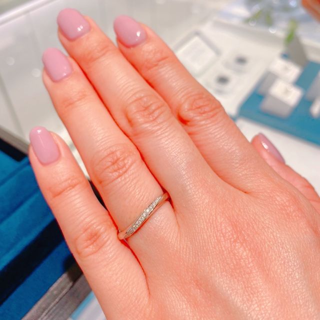 【4℃ BRIDAL(ヨンドシーブライダル)の口コミ】 リングがウェーブしているので、指がとても綺麗に見える指輪でした。
ダイ…