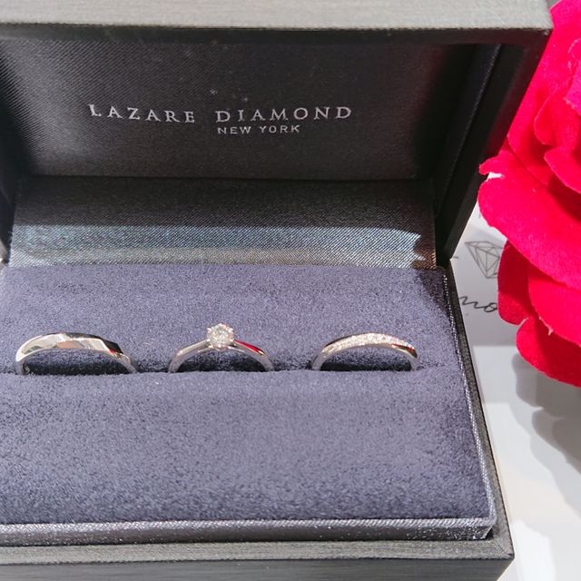 【ラザール ダイヤモンド(LAZARE DIAMOND)の口コミ】 結婚指輪は、右肩上がりの流れるラインにあしらわれたメレダイヤがとても…