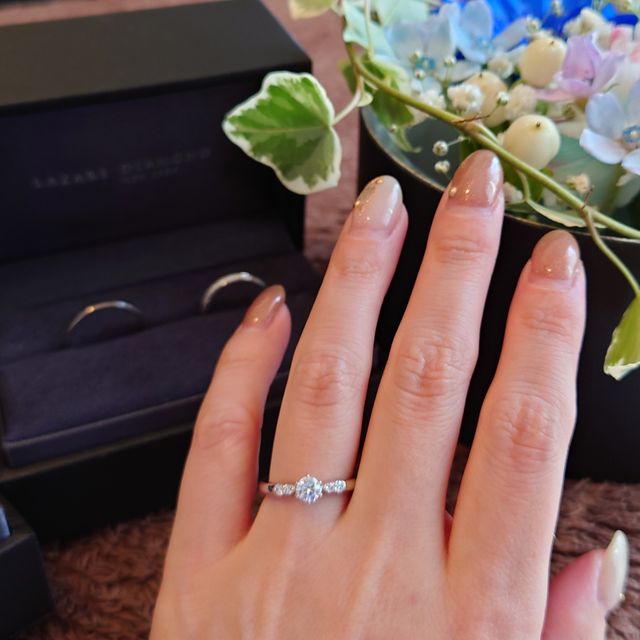 【ラザール ダイヤモンド(LAZARE DIAMOND)の口コミ】 メレダイヤつきの婚約指輪を色々探してドリルトンにたどり着きました。
真…