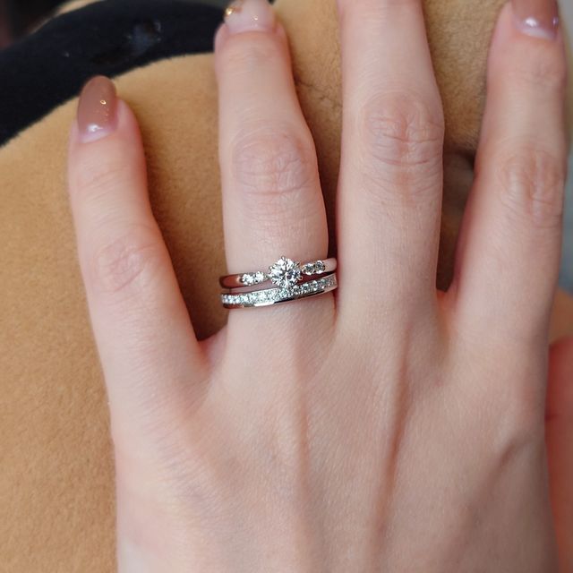 【ラザール ダイヤモンド(LAZARE DIAMOND)の口コミ】 メレダイヤつきの婚約指輪を色々探してドリルトンにたどり着きました。
真…