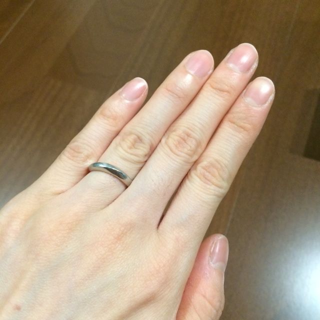 【4℃ BRIDAL(ヨンドシーブライダル)の口コミ】 仕事柄シンプルなもので、また、ずっとつけるものなので飽きのこないデザ…