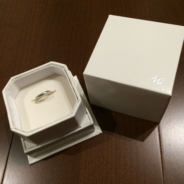 【4℃ BRIDAL(ヨンドシーブライダル)の口コミ】 仕事柄シンプルなもので、また、ずっとつけるものなので飽きのこないデザ…