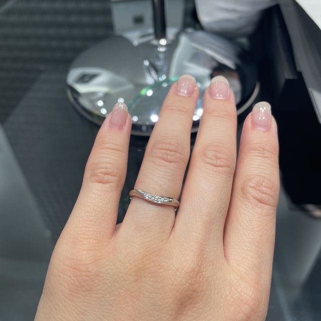 【ラザール ダイヤモンド(LAZARE DIAMOND)の口コミ】 ゆるやかなＵ字ラインのマリッジリングで、レディースには大きさの異なる…