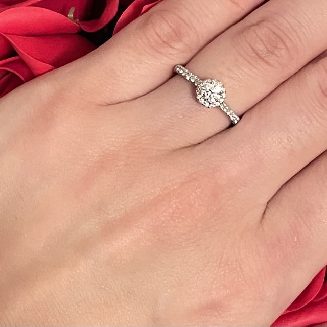 【銀座ダイヤモンドシライシの口コミ】 指輪のダイヤの数が多く、華やかなデザインであるのと同時に、実際に指に…