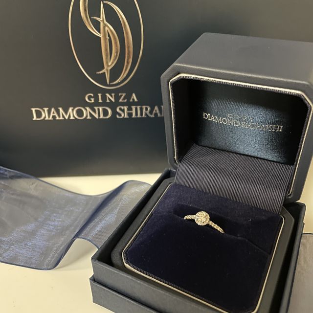 【銀座ダイヤモンドシライシの口コミ】 指輪のダイヤの数が多く、華やかなデザインであるのと同時に、実際に指に…