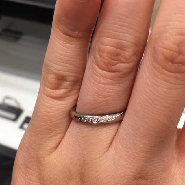 【ラザール ダイヤモンド(LAZARE DIAMOND)の口コミ】 斜めにメレダイヤが入っているデザインが素敵です。鍛造リングなので強度…
