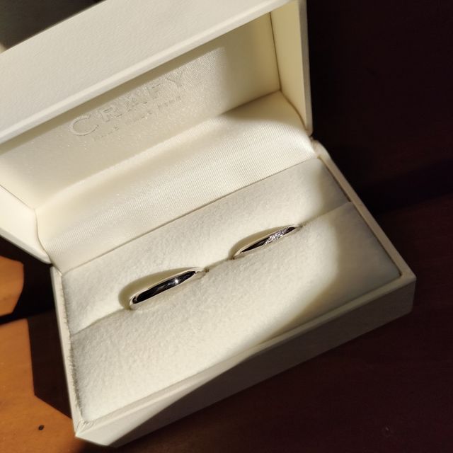 【CRAFY(クラフィ)の口コミ】 鏡面仕上げで飽きがこないシンプルなデザイン。
２人の誕生石とダイアモン…