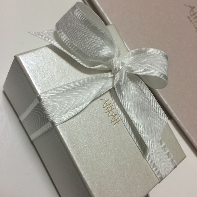 【AHKAH(アーカー)の口コミ】 細身でダイヤが主張しすぎず、普段使いできて飽きの来ないシンプルなもの…