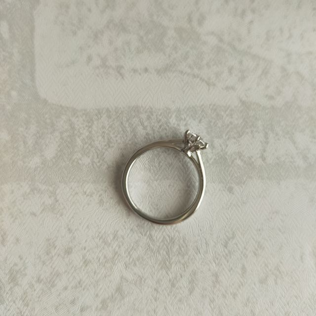 【BIJOUPIKO(ビジュピコ)の口コミ】 ダイヤの持ち上がりが高めで、リングの形はストレート。絵に描いたような…