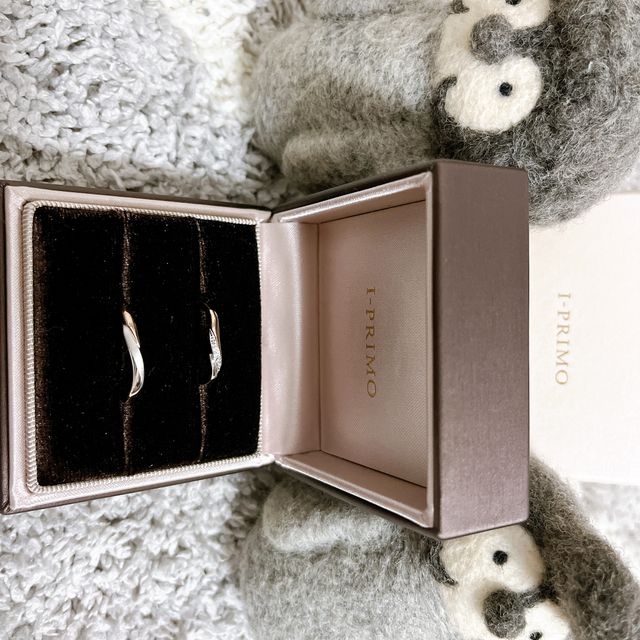 【アイプリモ(I-PRIMO)の口コミ】 初めはゴールド(肌馴染みの良い)で
指輪を探していたのですが
プラチナと…