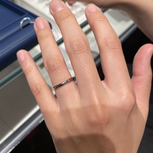 【銀座ダイヤモンドシライシの口コミ】 デザインはシンプルなプラチナを希望していました。こちらの指輪はとても…