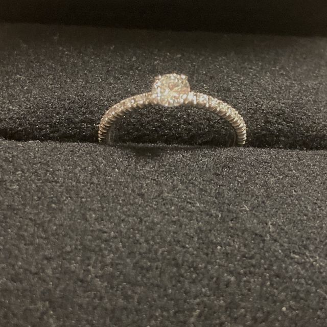 【カルティエ(Cartier)の口コミ】 リングの部分にもダイヤがあり、キラキラとダイヤの光が指輪全体から感じ…