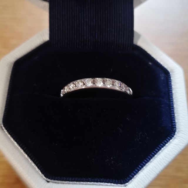 【Ponte Vecchio(ポンテヴェキオ)の口コミ】 エタニティリングで探していました。
このリングは太さが2.9 mmあり、長く…