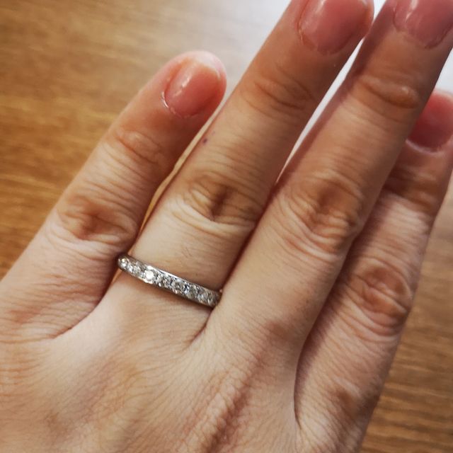 【Ponte Vecchio(ポンテヴェキオ)の口コミ】 エタニティリングで探していました。
このリングは太さが2.9 mmあり、長く…