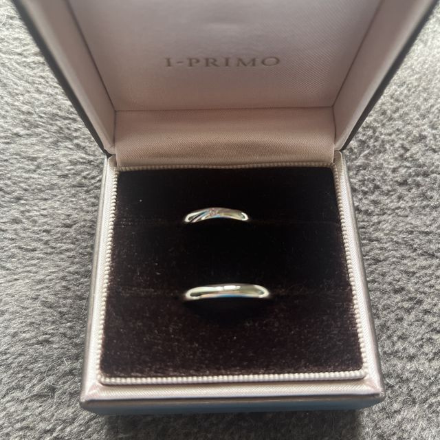 【アイプリモ(I-PRIMO)の口コミ】 真ん中にメレダイヤが留まっているデザイン。斜めのラインに留まっている…