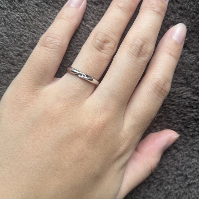 【アイプリモ(I-PRIMO)の口コミ】 真ん中にメレダイヤが留まっているデザイン。斜めのラインに留まっている…