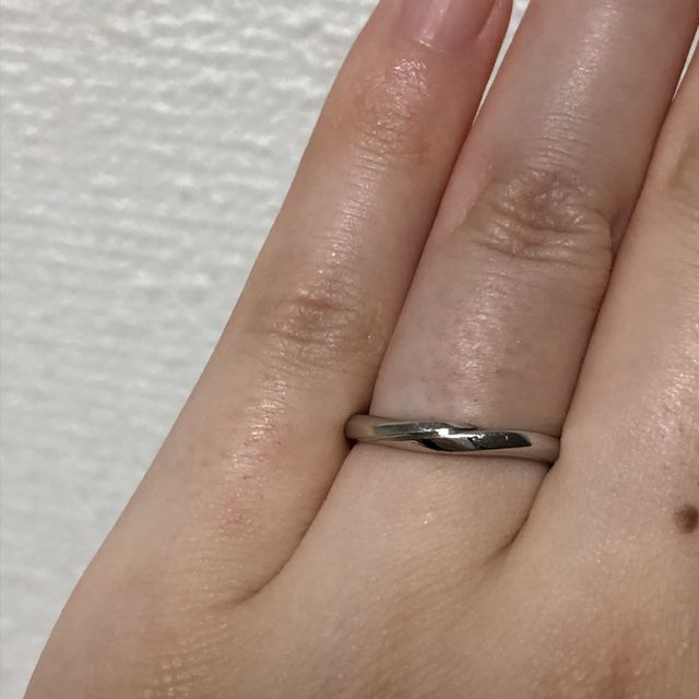 【銀座ダイヤモンドシライシの口コミ】 お店の方におすすめされ、婚約指輪と同じデザインの指輪にしました。重ね…