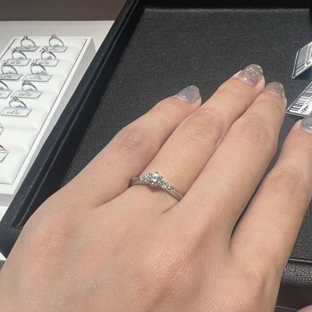 【エクセルコダイヤモンド(EXELCO DIAMOND)の口コミ】 婚約指輪らしいシンプルなデザインが豊富で、似たデザインを何種類も比較…