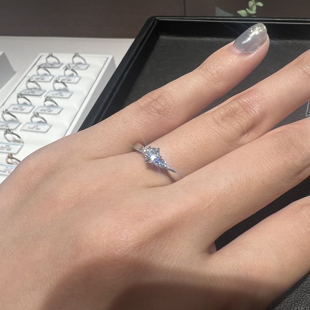 【エクセルコダイヤモンド(EXELCO DIAMOND)の口コミ】 婚約指輪らしいシンプルなデザインが豊富で、似たデザインを何種類も比較…