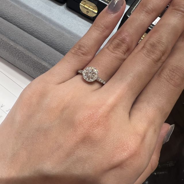 【ケイウノ ブライダル(K.UNO BRIDAL)の口コミ】 大きなダイヤモンドを小さなダイヤモンドで取り巻いたデザインが非常に綺…