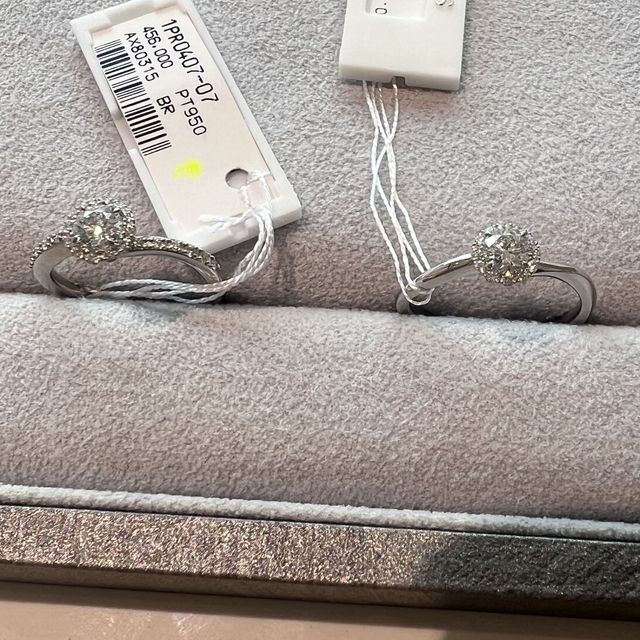 【STAR JEWELRY(スタージュエリー)の口コミ】 大きなダイヤモンドを小さなダイヤモンドでぐるっと囲むことによって、中…