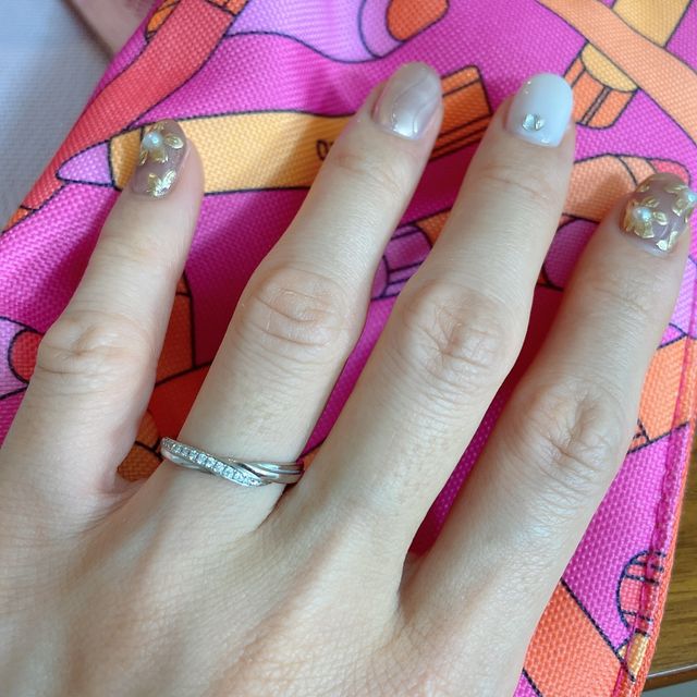 【エクセルコダイヤモンド(EXELCO DIAMOND)の口コミ】 もともとダイヤモンドが斜めに入っているデザインのものを希望していまし…