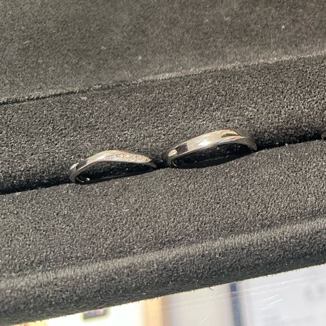 【俄(にわか)の口コミ】 ダイヤモンドが斜めに並んだデザインを探していたのですが、こちらで見た…