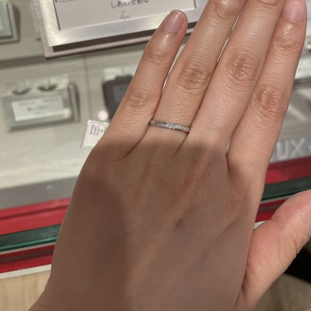 【AFFLUX(アフラックス)の口コミ】 AFFLUXのAya 「しあわせ彩る」を試着。
ハーフエタニティでかつ、斜めにダ…