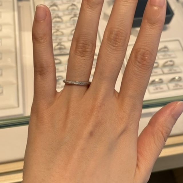 【銀座ダイヤモンドシライシの口コミ】 メレダイヤが斜めに入っているリングを探していました。かつ、ウェーブが…