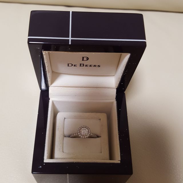 【デビアス(DE BEERS)の口コミ】 結婚指輪を予め決めていたので、そちらと重ねづけできるデザインがよかっ…
