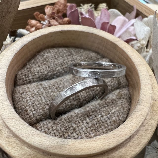 【鎌倉彫金工房の口コミ】 キラキラ光るタイプの指輪は2人とも苦手だったため、マットタイプ・ヘアー…