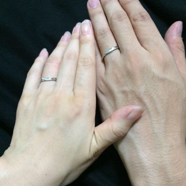 【銀座ダイヤモンドシライシの口コミ】 指につけたとき、自然に指に馴染んでいるデザインが気に入りました。新郎…