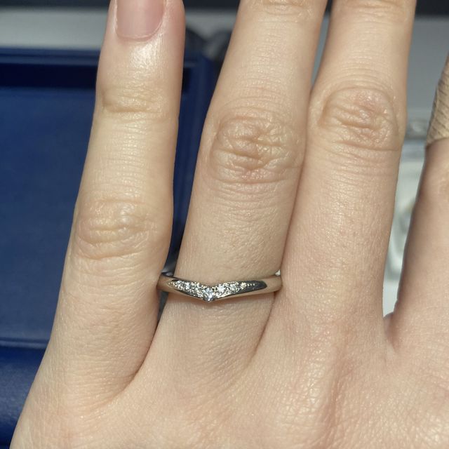 【銀座ダイヤモンドシライシの口コミ】 指輪のデザインがV字ラインのため指が長く見えるのがおすすめポイントです…