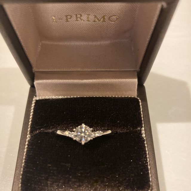 【アイプリモ(I-PRIMO)の口コミ】 指輪のデザインに一目惚れしました。V字ラインということで指が長く見えた…