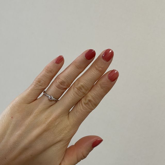 【4℃ BRIDAL(ヨンドシーブライダル)の口コミ】 ダイヤが大きすぎず小さ過ぎず、上品な感じのデザインであったこと、また…