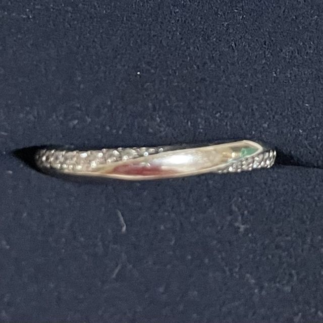 【4℃ BRIDAL(ヨンドシーブライダル)の口コミ】 シンプルだけれどダイヤが上品にサイドから輝くデザイン。カーブが指にフ…