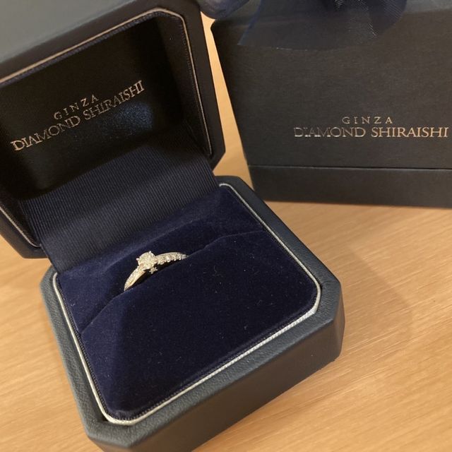 【銀座ダイヤモンドシライシの口コミ】 ダイヤモンドが好きなので、石の数がとても多く、真ん中に大きめの石を置…