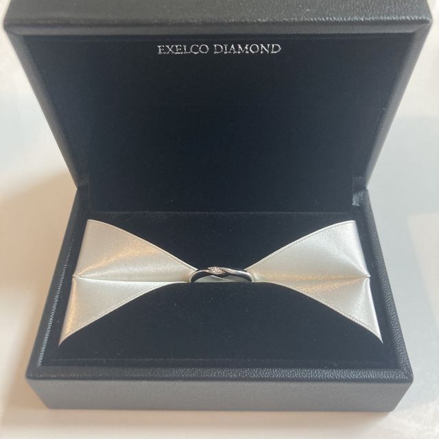 【エクセルコダイヤモンド(EXELCO DIAMOND)の口コミ】 とてもシンプルですが捻りがあることで手を華奢に見せてくれます。また石…