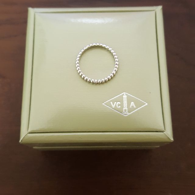 【ヴァン クリーフ＆アーペル(Van Cleef & Arpels)の口コミ】 雑誌でみて一目惚れし、結婚するときは絶対これ！と決めていました。
シル…