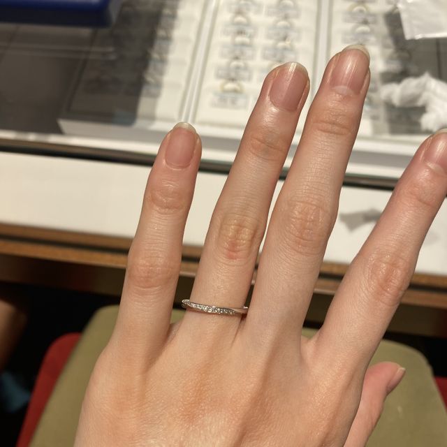 【銀座ダイヤモンドシライシの口コミ】 ストレートだけど、ダイヤが斜めに入っているものを探してました。いろい…