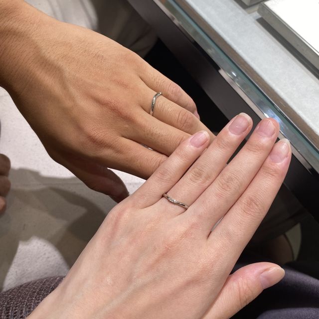 【アイプリモ(I-PRIMO)の口コミ】 Vになっているデザインの指輪を購入しました。Vになっているので指がとて…